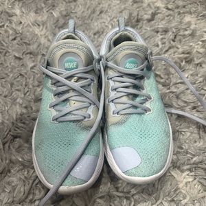 Nike Y Ride running sneakers